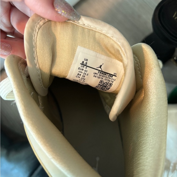 Women's Air Jordan 1 Mid SE Goose Feather Yellow WMNS CK6587-200 Size 8.5 - Picture 6 of 7